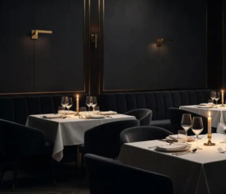 Noční atmosféra u svíček v elegantní restauraci